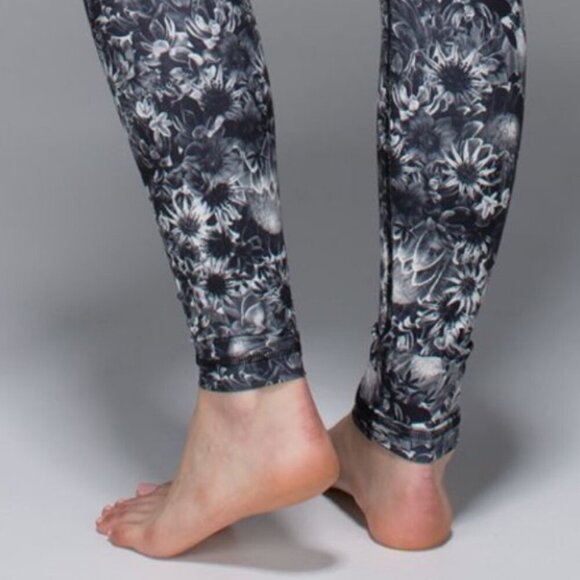 Lululemon Black White Floral Print Wunder Under Leggings Size 6 - Picture 2 of 8